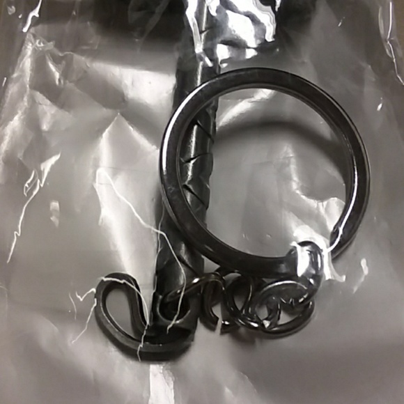 🆕️Thor hammer keychain in silver - Picture 6 of 6